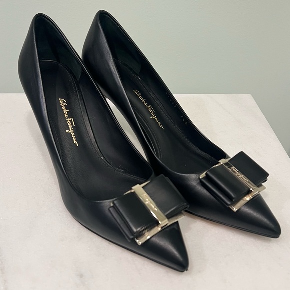 Salvatore Ferragamo Zeri Double Bow Black Heels with Gold Accents, NWOT size 7.5 - Picture 3 of 11